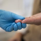 Le comité opposé à l'initiative du Centre pour un frein aux dépenses avertit du danger de médecine à deux vitesses que recèle le texte. Certaines prestations ne seraient plus remboursées que par les assurances complémentaires (Photo d'illustration). KEYSTONE/CHRISTIAN BEUTLER